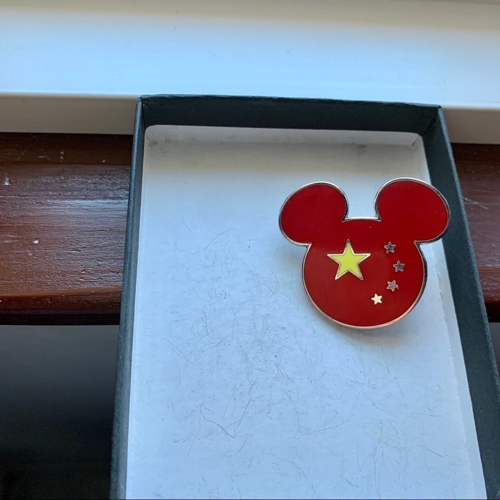 🌿 Mickey China Pin